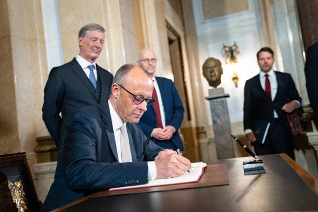 Friedrich Merz, Bundeskanzler, bei seiner Ankunft und Eintragung in das Goldene Buch des Übersee-Clubs, mit Peter Tschentscher, Erster Bürgermeister, und Harald Vogelsang, Präsident Übersee-Club und Vorstandsvorsitzender Hamburger Sparkasse;76. Großer Übersee-Tag in Hamburg, April 2026 Festakt im Hamburger Rathaus, Hamburg Hamburg Deutschland Rathaus