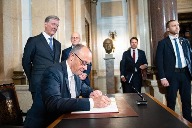 Friedrich Merz, Bundeskanzler, bei seiner Ankunft und Eintragung in das Goldene Buch des Übersee-Clubs, mit Peter Tschentscher, Erster Bürgermeister, und Harald Vogelsang, Präsident Übersee-Club und Vorstandsvorsitzender Hamburger Sparkasse;76. Großer Übersee-Tag in Hamburg, April 2026 Festakt im Hamburger Rathaus, Hamburg Hamburg Deutschland Rathaus