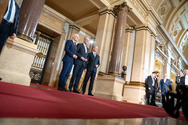 Friedrich Merz, Bundeskanzler, bei seiner Ankunft und Eintragung in das Goldene Buch des Übersee-Clubs, mit Peter Tschentscher, Erster Bürgermeister, und Harald Vogelsang, Präsident Übersee-Club und Vorstandsvorsitzender Hamburger Sparkasse;76. Großer Übersee-Tag in Hamburg, April 2026 Festakt im Hamburger Rathaus, Hamburg Hamburg Deutschland Rathaus