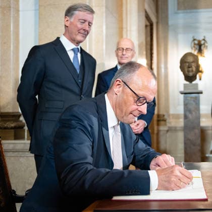 Friedrich Merz, Bundeskanzler, bei seiner Ankunft und Eintragung in das Goldene Buch des Übersee-Clubs, mit Peter Tschentscher, Erster Bürgermeister, und Harald Vogelsang, Präsident Übersee-Club und Vorstandsvorsitzender Hamburger Sparkasse;76. Großer Übersee-Tag in Hamburg, April 2026 Festakt im Hamburger Rathaus, Hamburg Hamburg Deutschland Rathaus