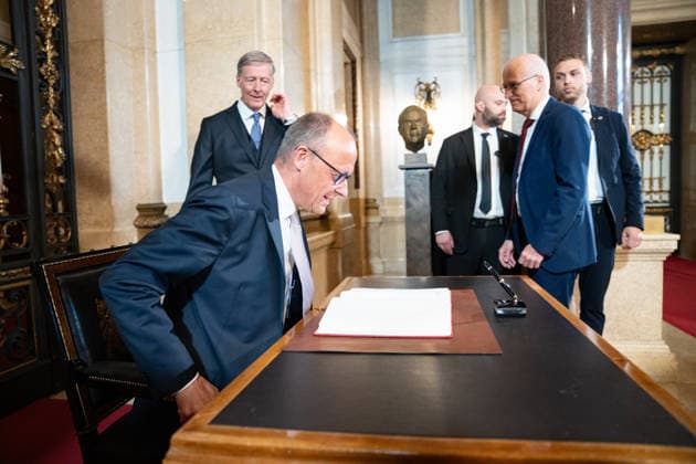 Friedrich Merz, Bundeskanzler, bei seiner Ankunft und Eintragung in das Goldene Buch des Übersee-Clubs, mit Peter Tschentscher, Erster Bürgermeister, und Harald Vogelsang, Präsident Übersee-Club und Vorstandsvorsitzender Hamburger Sparkasse;76. Großer Übersee-Tag in Hamburg, April 2026 Festakt im Hamburger Rathaus, Hamburg Hamburg Deutschland Rathaus