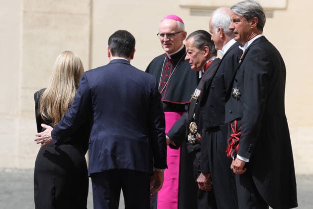 Vatican City, May 7, 2026: U.S. Secretary of State Marco Rubio and his wife, Jeanette Dousdebes Rubio, arrive in the San Damaso Courtyard, where they were received by Apostolic Nuncio Petar Rajic for an official meeting with Pope Leo XIV and Cardinal Pietro Parolin. The visit takes place in a particularly delicate diplomatic climate, following Donald Trump s recent statements against the Pontiff, which have attracted the attention of the international community and global media. The meeting thus takes on strong symbolic and institutional significance, focusing on the dialogue between the Holy See and the United States, geopolitical tensions, and the role of Vatican diplomacy in the contemporary landscape. Copyright: xmarcoxiacobuccix xipa-agency.netx xmarcoxiacobuccix IPA_Agency_IPA74485825