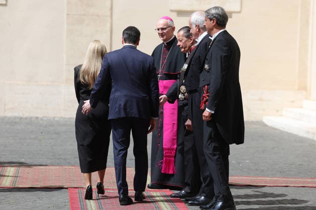 Vatican City, May 7, 2026: U.S. Secretary of State Marco Rubio and his wife, Jeanette Dousdebes Rubio, arrive in the San Damaso Courtyard, where they were received by Apostolic Nuncio Petar Rajic for an official meeting with Pope Leo XIV and Cardinal Pietro Parolin. The visit takes place in a particularly delicate diplomatic climate, following Donald Trump s recent statements against the Pontiff, which have attracted the attention of the international community and global media. The meeting thus takes on strong symbolic and institutional significance, focusing on the dialogue between the Holy See and the United States, geopolitical tensions, and the role of Vatican diplomacy in the contemporary landscape. Copyright: xmarcoxiacobuccix xipa-agency.netx xmarcoxiacobuccix IPA_Agency_IPA74485826