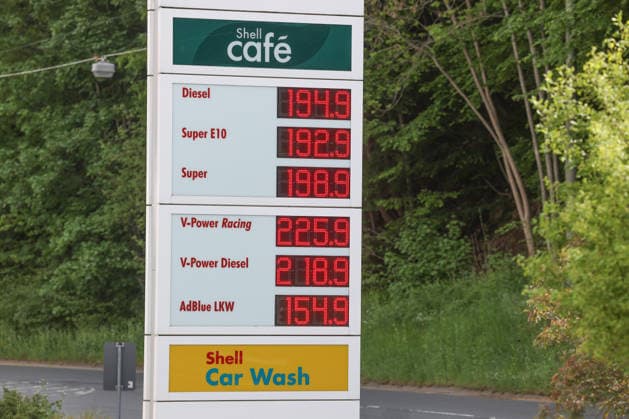 Seit dem 01.05.2026 gilt der Tankrabatt. Die Bundesregierung hat die Energiesteuer auf Benzin und Diesel bis Ende Juni gesenkt. Die Ersparnis soll bei rund 17 Cent pro Liter liegen. SHELL Tankstelle in Siegen am Vormittag. Die aktuellen Spritpreise fuer (für) Diesel, Super E10 und Super liegen unter 2 Euro. Tankstelle, Spritpreise am 07.05.2026 in Siegen Deutschland.
