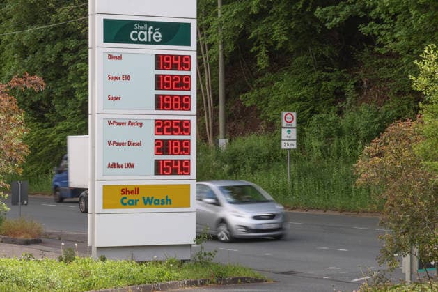 Seit dem 01.05.2026 gilt der Tankrabatt. Die Bundesregierung hat die Energiesteuer auf Benzin und Diesel bis Ende Juni gesenkt. Die Ersparnis soll bei rund 17 Cent pro Liter liegen. SHELL Tankstelle in Siegen am Vormittag. Die aktuellen Spritpreise fuer (für) Diesel, Super E10 und Super liegen unter 2 Euro. Tankstelle, Spritpreise am 07.05.2026 in Siegen Deutschland.