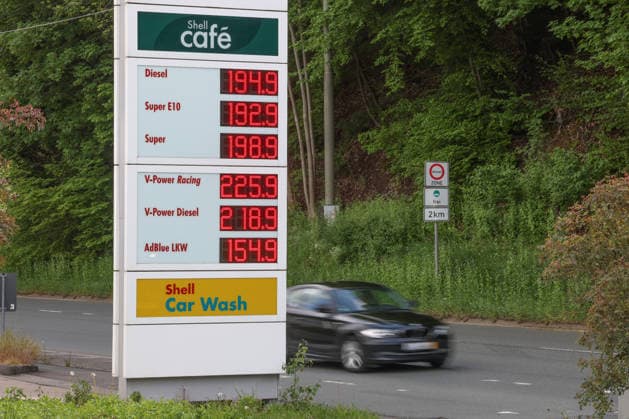 Seit dem 01.05.2026 gilt der Tankrabatt. Die Bundesregierung hat die Energiesteuer auf Benzin und Diesel bis Ende Juni gesenkt. Die Ersparnis soll bei rund 17 Cent pro Liter liegen. SHELL Tankstelle in Siegen am Vormittag. Die aktuellen Spritpreise fuer (für) Diesel, Super E10 und Super liegen unter 2 Euro. Tankstelle, Spritpreise am 07.05.2026 in Siegen Deutschland.