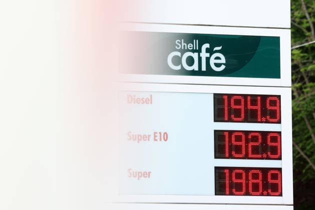 Seit dem 01.05.2026 gilt der Tankrabatt. Die Bundesregierung hat die Energiesteuer auf Benzin und Diesel bis Ende Juni gesenkt. Die Ersparnis soll bei rund 17 Cent pro Liter liegen. SHELL Tankstelle in Siegen am Vormittag. Die aktuellen Spritpreise fuer (für) Diesel, Super E10 und Super liegen unter 2 Euro. Tankstelle, Spritpreise am 07.05.2026 in Siegen Deutschland.