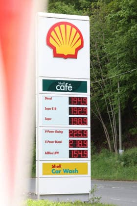 Seit dem 01.05.2026 gilt der Tankrabatt. Die Bundesregierung hat die Energiesteuer auf Benzin und Diesel bis Ende Juni gesenkt. Die Ersparnis soll bei rund 17 Cent pro Liter liegen. SHELL Tankstelle in Siegen am Vormittag. Die aktuellen Spritpreise fuer (für) Diesel, Super E10 und Super liegen unter 2 Euro. Tankstelle, Spritpreise am 07.05.2026 in Siegen Deutschland.