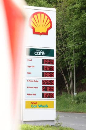 Seit dem 01.05.2026 gilt der Tankrabatt. Die Bundesregierung hat die Energiesteuer auf Benzin und Diesel bis Ende Juni gesenkt. Die Ersparnis soll bei rund 17 Cent pro Liter liegen. SHELL Tankstelle in Siegen am Vormittag. Die aktuellen Spritpreise fuer (für) Diesel, Super E10 und Super liegen unter 2 Euro. Tankstelle, Spritpreise am 07.05.2026 in Siegen Deutschland.
