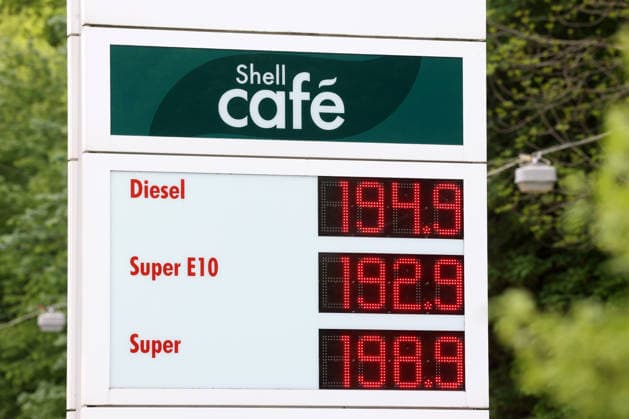 Seit dem 01.05.2026 gilt der Tankrabatt. Die Bundesregierung hat die Energiesteuer auf Benzin und Diesel bis Ende Juni gesenkt. Die Ersparnis soll bei rund 17 Cent pro Liter liegen. SHELL Tankstelle in Siegen am Vormittag. Die aktuellen Spritpreise fuer (für) Diesel, Super E10 und Super liegen unter 2 Euro. Tankstelle, Spritpreise am 07.05.2026 in Siegen Deutschland.