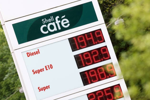 Seit dem 01.05.2026 gilt der Tankrabatt. Die Bundesregierung hat die Energiesteuer auf Benzin und Diesel bis Ende Juni gesenkt. Die Ersparnis soll bei rund 17 Cent pro Liter liegen. SHELL Tankstelle in Siegen am Vormittag. Die aktuellen Spritpreise fuer (für) Diesel, Super E10 und Super liegen unter 2 Euro. Tankstelle, Spritpreise am 07.05.2026 in Siegen Deutschland.