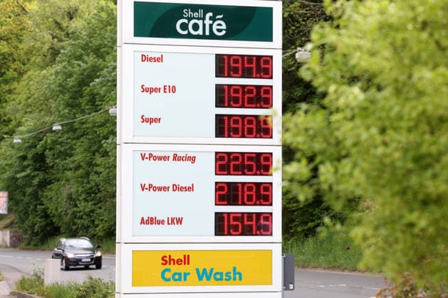 Seit dem 01.05.2026 gilt der Tankrabatt. Die Bundesregierung hat die Energiesteuer auf Benzin und Diesel bis Ende Juni gesenkt. Die Ersparnis soll bei rund 17 Cent pro Liter liegen. SHELL Tankstelle in Siegen am Vormittag. Die aktuellen Spritpreise fuer (für) Diesel, Super E10 und Super liegen unter 2 Euro. Tankstelle, Spritpreise am 07.05.2026 in Siegen Deutschland.