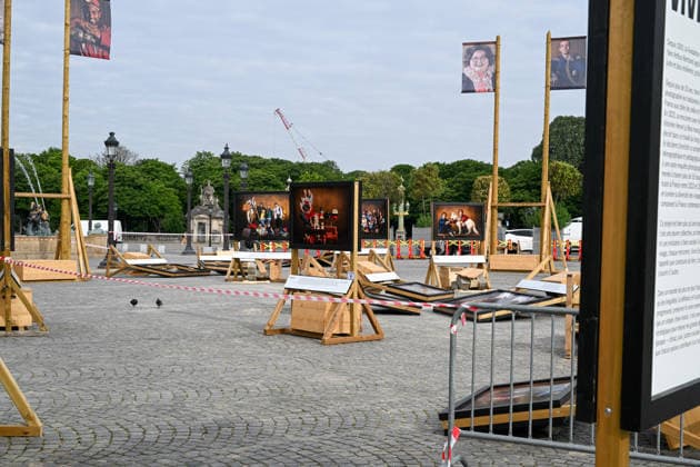 Violence following the Bayern PSG match Yann Arthus Bertrands exhibition on living together was vandalized at Place de la Concorde Volunteers are helping him put everything back in place The photographer apologized on social networks for seeing his panels littering the ground, before thanking the volunteers who came to help him put them back in place on Thursday morning 07 05 2026 Paris, FRANCE Lionel Urman Bestimage Violence following the Bayern PSG match Yann Arthus Bertrands exhibition on living together was vandalized at Place de la Concorde Volunteers are helping him put everything back in place The photographer expressed his dismay on social media at seeing his display panels strewn across the ground He went on to thank the volunteer  Copyright: xLIONELxURMANxx xBESTIMAGExLIONELxURMANxx xBESTIMAGEx