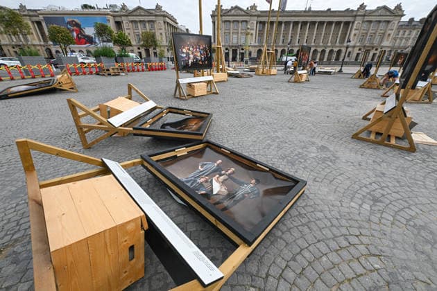 Violence following the Bayern PSG match Yann Arthus Bertrands exhibition on living together was vandalized at Place de la Concorde Volunteers are helping him put everything back in place The photographer apologized on social networks for seeing his panels littering the ground, before thanking the volunteers who came to help him put them back in place on Thursday morning 07 05 2026 Paris, FRANCE Lionel Urman Bestimage Violence following the Bayern PSG match Yann Arthus Bertrands exhibition on living together was vandalized at Place de la Concorde Volunteers are helping him put everything back in place The photographer expressed his dismay on social media at seeing his display panels strewn across the ground He went on to thank the volunteer  Copyright: xLIONELxURMANxx xBESTIMAGExLIONELxURMANxx xBESTIMAGEx