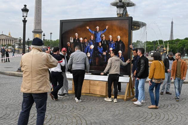 Violence following the Bayern PSG match Yann Arthus Bertrands exhibition on living together was vandalized at Place de la Concorde Volunteers are helping him put everything back in place The photographer apologized on social networks for seeing his panels littering the ground, before thanking the volunteers who came to help him put them back in place on Thursday morning 07 05 2026 Paris, FRANCE Lionel Urman Bestimage Violence following the Bayern PSG match Yann Arthus Bertrands exhibition on living together was vandalized at Place de la Concorde Volunteers are helping him put everything back in place The photographer expressed his dismay on social media at seeing his display panels strewn across the ground He went on to thank the volunteer  Copyright: xLIONELxURMANxx xBESTIMAGExLIONELxURMANxx xBESTIMAGEx