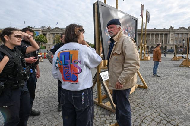 Violence following the Bayern PSG match Yann Arthus Bertrands exhibition on living together was vandalized at Place de la Concorde Volunteers are helping him put everything back in place The photographer apologized on social networks for seeing his panels littering the ground, before thanking the volunteers who came to help him put them back in place on Thursday morning 07 05 2026 Paris, FRANCE Lionel Urman Bestimage Violence following the Bayern PSG match Yann Arthus Bertrands exhibition on living together was vandalized at Place de la Concorde Volunteers are helping him put everything back in place The photographer expressed his dismay on social media at seeing his display panels strewn across the ground He went on to thank the volunteer  Copyright: xLIONELxURMANxx xBESTIMAGExLIONELxURMANxx xBESTIMAGEx