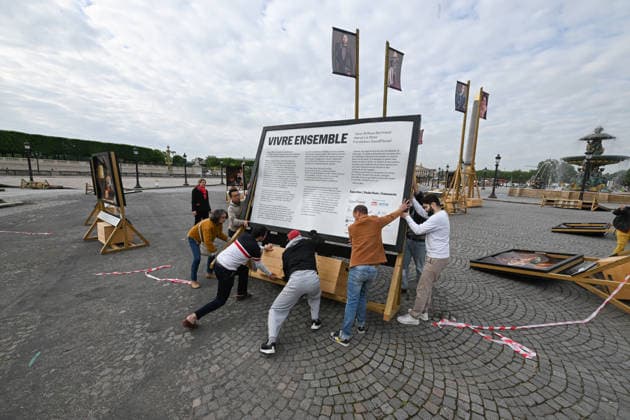 Violence following the Bayern PSG match Yann Arthus Bertrands exhibition on living together was vandalized at Place de la Concorde Volunteers are helping him put everything back in place The photographer apologized on social networks for seeing his panels littering the ground, before thanking the volunteers who came to help him put them back in place on Thursday morning 07 05 2026 Paris, FRANCE Lionel Urman Bestimage Violence following the Bayern PSG match Yann Arthus Bertrands exhibition on living together was vandalized at Place de la Concorde Volunteers are helping him put everything back in place The photographer expressed his dismay on social media at seeing his display panels strewn across the ground He went on to thank the volunteer  Copyright: xLIONELxURMANxx xBESTIMAGExLIONELxURMANxx xBESTIMAGEx