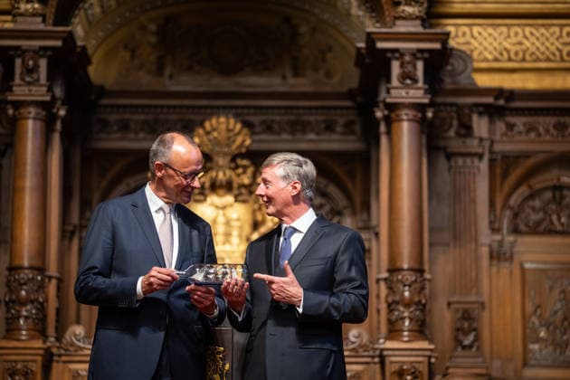 Friedrich Merz, Bundeskanzler, nach seiner Festrede im Hamburger Rathaus, mit Harald Vogelsang, Präsident Übersee-Club und Vorstandsvorsitzender Hamburger Sparkasse bei der Übergabe eines Buddelschiffs als traditionelles Gastgeschenk;76. Großer Übersee-Tag in Hamburg, April 2026 Festakt im Hamburger Rathaus, Hamburg Hamburg Deutschland Rathaus