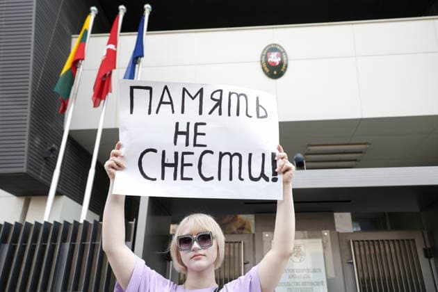 RUSSIA, MOSCOW - MAY 7, 2026: A woman takes part in an event titled You Cannot Cancel Truth and Memory! in front of the Lithuanian Embassy Moscow Russia  - ZUMAt113 20260507_zaa_t113_103 Copyright: xMikhailxSinitsynx