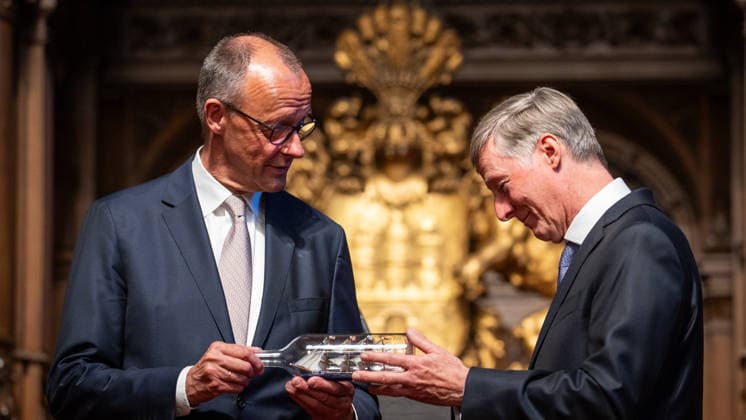 Friedrich Merz, Bundeskanzler, nach seiner Festrede im Hamburger Rathaus, mit Harald Vogelsang, Präsident Übersee-Club und Vorstandsvorsitzender Hamburger Sparkasse bei der Übergabe eines Buddelschiffs als traditionelles Gastgeschenk;76. Großer Übersee-Tag in Hamburg, April 2026 Festakt im Hamburger Rathaus, Hamburg Hamburg Deutschland Rathaus