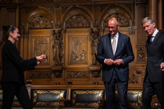 Friedrich Merz, Bundeskanzler, nach seiner Festrede im Hamburger Rathaus, mit Harald Vogelsang, Präsident Übersee-Club und Vorstandsvorsitzender Hamburger Sparkasse bei der Übergabe eines Buddelschiffs als traditionelles Gastgeschenk;76. Großer Übersee-Tag in Hamburg, April 2026 Festakt im Hamburger Rathaus, Hamburg Hamburg Deutschland Rathaus