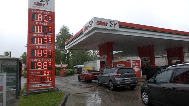 Ansturm auf deutschen Tankstellen Ð Aufnahmen die man so selten aus Deutschland kennt. Die Benzinpreise rauschten am Donnerstag kurz vor der 12 Uhr Regel in den Keller. Der Diesel kostete in Chemnitz nur 1,81 Euro. Super E 10 nur 1,83 Euro. Diesel war seit langem billiger als Benzin. Dies nutzten zahlreiche Autofahrer. Es bildete sich ein Stau an einer Tankstelle in Chemnitz, der bis auf die B 95 reichte. Autofahrer füllten sogar ihre Tankkanister. Chemnitz Sachsen Deutschland