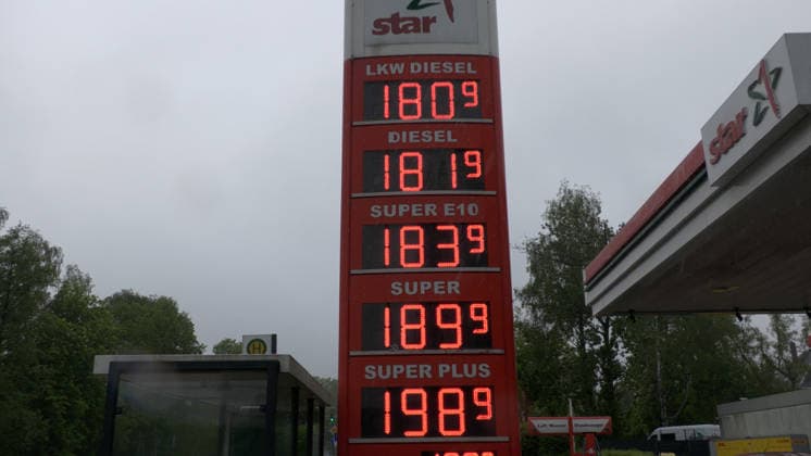Ansturm auf deutschen Tankstellen Ð Aufnahmen die man so selten aus Deutschland kennt. Die Benzinpreise rauschten am Donnerstag kurz vor der 12 Uhr Regel in den Keller. Der Diesel kostete in Chemnitz nur 1,81 Euro. Super E 10 nur 1,83 Euro. Diesel war seit langem billiger als Benzin. Dies nutzten zahlreiche Autofahrer. Es bildete sich ein Stau an einer Tankstelle in Chemnitz, der bis auf die B 95 reichte. Autofahrer füllten sogar ihre Tankkanister. Chemnitz Sachsen Deutschland