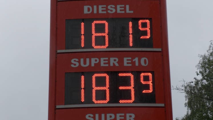 Ansturm auf deutschen Tankstellen Ð Aufnahmen die man so selten aus Deutschland kennt. Die Benzinpreise rauschten am Donnerstag kurz vor der 12 Uhr Regel in den Keller. Der Diesel kostete in Chemnitz nur 1,81 Euro. Super E 10 nur 1,83 Euro. Diesel war seit langem billiger als Benzin. Dies nutzten zahlreiche Autofahrer. Es bildete sich ein Stau an einer Tankstelle in Chemnitz, der bis auf die B 95 reichte. Autofahrer füllten sogar ihre Tankkanister. Chemnitz Sachsen Deutschland