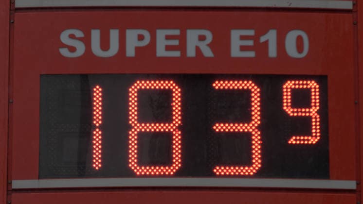 Ansturm auf deutschen Tankstellen Ð Aufnahmen die man so selten aus Deutschland kennt. Die Benzinpreise rauschten am Donnerstag kurz vor der 12 Uhr Regel in den Keller. Der Diesel kostete in Chemnitz nur 1,81 Euro. Super E 10 nur 1,83 Euro. Diesel war seit langem billiger als Benzin. Dies nutzten zahlreiche Autofahrer. Es bildete sich ein Stau an einer Tankstelle in Chemnitz, der bis auf die B 95 reichte. Autofahrer füllten sogar ihre Tankkanister. Chemnitz Sachsen Deutschland