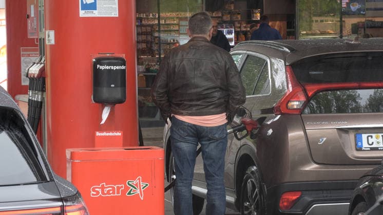 Ansturm auf deutschen Tankstellen Ð Aufnahmen die man so selten aus Deutschland kennt. Die Benzinpreise rauschten am Donnerstag kurz vor der 12 Uhr Regel in den Keller. Der Diesel kostete in Chemnitz nur 1,81 Euro. Super E 10 nur 1,83 Euro. Diesel war seit langem billiger als Benzin. Dies nutzten zahlreiche Autofahrer. Es bildete sich ein Stau an einer Tankstelle in Chemnitz, der bis auf die B 95 reichte. Autofahrer füllten sogar ihre Tankkanister. Chemnitz Sachsen Deutschland