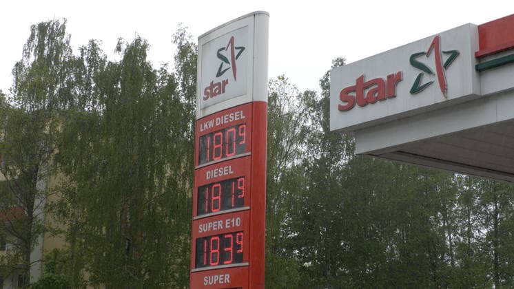 Ansturm auf deutschen Tankstellen Ð Aufnahmen die man so selten aus Deutschland kennt. Die Benzinpreise rauschten am Donnerstag kurz vor der 12 Uhr Regel in den Keller. Der Diesel kostete in Chemnitz nur 1,81 Euro. Super E 10 nur 1,83 Euro. Diesel war seit langem billiger als Benzin. Dies nutzten zahlreiche Autofahrer. Es bildete sich ein Stau an einer Tankstelle in Chemnitz, der bis auf die B 95 reichte. Autofahrer füllten sogar ihre Tankkanister. Chemnitz Sachsen Deutschland