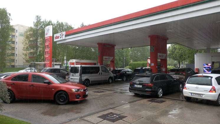 Ansturm auf deutschen Tankstellen Ð Aufnahmen die man so selten aus Deutschland kennt. Die Benzinpreise rauschten am Donnerstag kurz vor der 12 Uhr Regel in den Keller. Der Diesel kostete in Chemnitz nur 1,81 Euro. Super E 10 nur 1,83 Euro. Diesel war seit langem billiger als Benzin. Dies nutzten zahlreiche Autofahrer. Es bildete sich ein Stau an einer Tankstelle in Chemnitz, der bis auf die B 95 reichte. Autofahrer füllten sogar ihre Tankkanister. Chemnitz Sachsen Deutschland