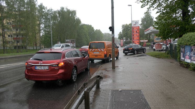 Ansturm auf deutschen Tankstellen Ð Aufnahmen die man so selten aus Deutschland kennt. Die Benzinpreise rauschten am Donnerstag kurz vor der 12 Uhr Regel in den Keller. Der Diesel kostete in Chemnitz nur 1,81 Euro. Super E 10 nur 1,83 Euro. Diesel war seit langem billiger als Benzin. Dies nutzten zahlreiche Autofahrer. Es bildete sich ein Stau an einer Tankstelle in Chemnitz, der bis auf die B 95 reichte. Autofahrer füllten sogar ihre Tankkanister. Chemnitz Sachsen Deutschland