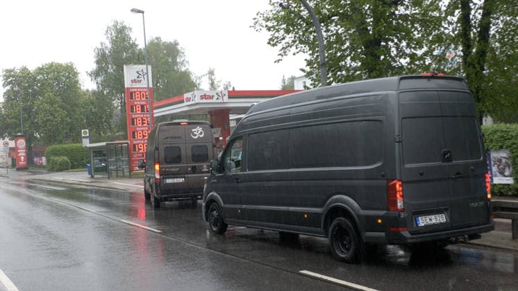 Ansturm auf deutschen Tankstellen Ð Aufnahmen die man so selten aus Deutschland kennt. Die Benzinpreise rauschten am Donnerstag kurz vor der 12 Uhr Regel in den Keller. Der Diesel kostete in Chemnitz nur 1,81 Euro. Super E 10 nur 1,83 Euro. Diesel war seit langem billiger als Benzin. Dies nutzten zahlreiche Autofahrer. Es bildete sich ein Stau an einer Tankstelle in Chemnitz, der bis auf die B 95 reichte. Autofahrer füllten sogar ihre Tankkanister. Chemnitz Sachsen Deutschland