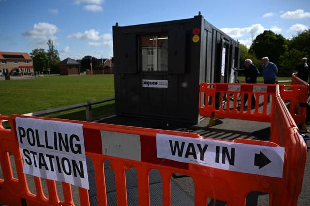 Reform UK Leader Nigel Farage votes for UK local elections 2026 WALTON-ON-THE-NAZE, UNITED KINGDOM - MAY 07: A view of the polling station as Reform UK leader Nigel Farage cast his vote during the local council elections on May 07, 2026 in Walton-on-the-Naze, United Kingdom. Rasid Necati Aslim Anadolu Walton-on-the-Naze United Kingdom. Editorial use only. Please get in touch for any other usage.  Copyright: x2026xAnadoluxRasidxNecatixAslimx