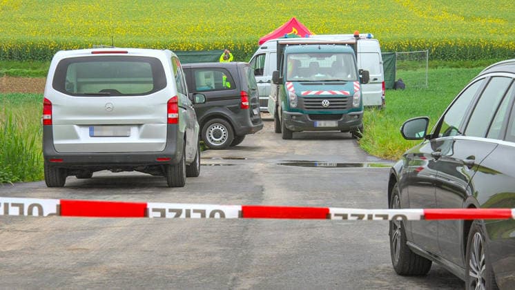 RECORD DATE NOT STATED Frauenleiche in Auto in Bad Rappenau entdeckt: Passanten finden Frauenleiche in abgestelltem Fahrzeug auf Feldweg in Bad Rappenau im Landkreis Heilbronn - Polizei vermutet Tötungsdelikt - Spurensicherung und Kriminalbeamte am Tatort Frauenleiche in Auto in Bad Rappenau entdeckt: Passanten finden Frauenleiche in abgestelltem Fahrzeug auf Feldweg in Bad Rappenau im Landkreis Heilbronn - Polizei vermutet Tötungsdelikt - Spurensicherung und Kriminalbeamte am Tatort Copyright: xJulianxBuchnerx xEinsatzReport24x
