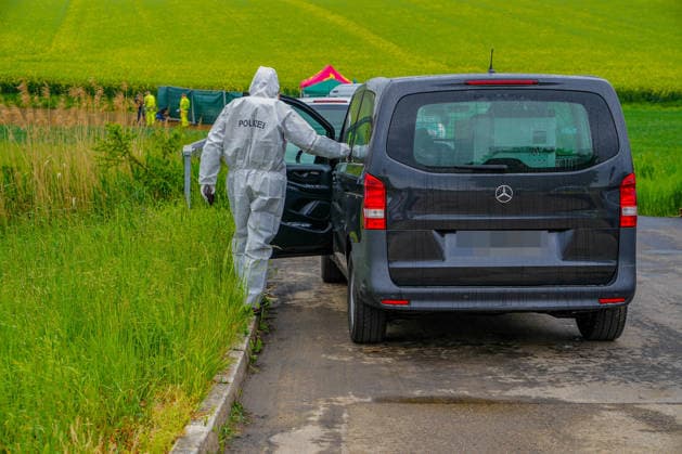 Frauenleiche in Auto in Bad Rappenau entdeckt: Passanten finden Frauenleiche in abgestelltem Fahrzeug auf Feldweg in Bad Rappenau im Landkreis Heilbronn - Polizei vermutet Tötungsdelikt - Spurensicherung und Kriminalbeamte am Tatort Frauenleiche in Auto in Bad Rappenau entdeckt: Passanten finden Frauenleiche in abgestelltem Fahrzeug auf Feldweg in Bad Rappenau im Landkreis Heilbronn - Polizei vermutet Tötungsdelikt - Spurensicherung und Kriminalbeamte am Tatort Copyright: xJulianxBuchnerx xEinsatzReport24x