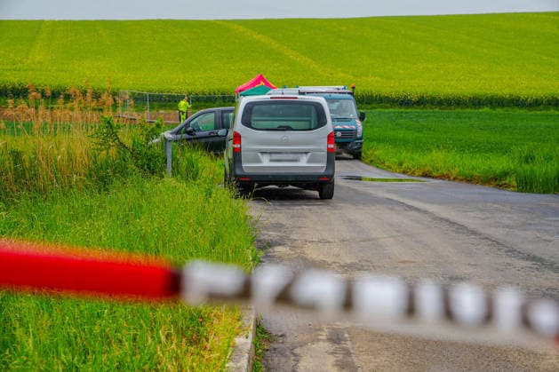 Frauenleiche in Auto in Bad Rappenau entdeckt: Passanten finden Frauenleiche in abgestelltem Fahrzeug auf Feldweg in Bad Rappenau im Landkreis Heilbronn - Polizei vermutet Tötungsdelikt - Spurensicherung und Kriminalbeamte am Tatort Frauenleiche in Auto in Bad Rappenau entdeckt: Passanten finden Frauenleiche in abgestelltem Fahrzeug auf Feldweg in Bad Rappenau im Landkreis Heilbronn - Polizei vermutet Tötungsdelikt - Spurensicherung und Kriminalbeamte am Tatort Copyright: xJulianxBuchnerx xEinsatzReport24x