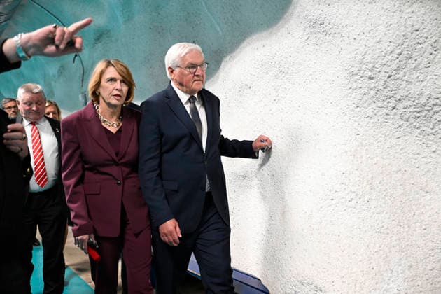 LKS 20260507 President of the Republic of Finland Alexander Stubb (2nd L) with Mr Frank-Walter Steinmeier, President of the Federal Republic of Germany (2nd R) and Mrs Elke Büdenbender (C) visits the Merihaka civil defence shelter in Helsinki, Finland on May 7, 2026. - MIKKO STIG Helsinki Finland  Copyright: xMikkoxStigx nVI5z1MlzmM