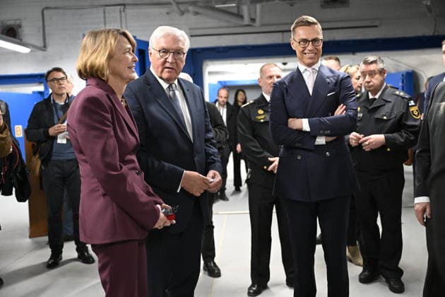LKS 20260507 President of the Republic of Finland Alexander Stubb ( R) with Mr Frank-Walter Steinmeier, President of the Federal Republic of Germany (C) and Mrs Elke Büdenbender visits the Merihaka civil defence shelter in Helsinki, Finland on May 7, 2026. - MIKKO STIG Helsinki Finland  Copyright: xMikkoxStigx wHkyjehob3Q
