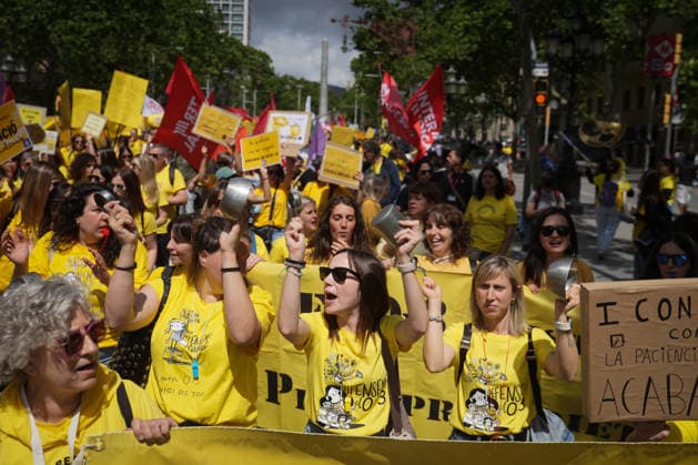 Demonstration of educational unions for the daycare strike in Barcelona Teachers demonstrating during a rally of educational unions for the daycare strike, on May 7, 2026, in Barcelona, Catalonia Spain This May 7, 2026, educational unions demonstrate in Paseo de Gracia in Barcelona They demand to reduce ratios, improve salaries and guarantee the educational couple in daycare centers It is the first of 17 days of protest in Catalonia to denounce the abandonment of the sector and demand a public model 07 MAY 2026 Spain  Copyright: xDavidxZorrakinox 7505806