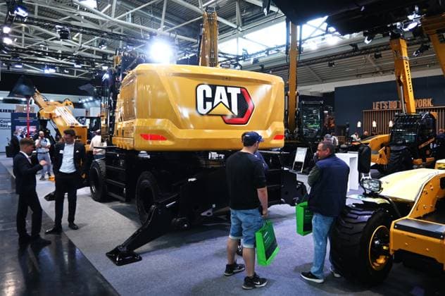 Die IFAT Munich 2026 ist die weltweit führende Fachmesse für Wasser-, Abwasser-, Abfall- und Rohstoffwirtschaft. Die Messe findet alle zwei Jahre auf dem Messegelände in München - Riem statt. Foto: Bagger am Messestand von Caterpillar, CAT Zeppelin