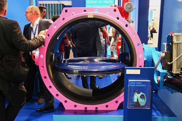 Die IFAT Munich 2026 ist die weltweit führende Fachmesse für Wasser-, Abwasser-, Abfall- und Rohstoffwirtschaft. Die Messe findet alle zwei Jahre auf dem Messegelände in München - Riem statt. Foto: Absperrklappe am Messestand der Erhard GmbH, Hersteller für Armaturen, Grossarmaturen und Lösungen rund um den gesamten Wasserkreislauf.