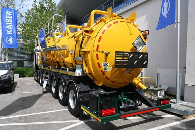 Die IFAT Munich 2026 ist die weltweit führende Fachmesse für Wasser-, Abwasser-, Abfall- und Rohstoffwirtschaft. Die Messe findet alle zwei Jahre auf dem Messegelände in München - Riem statt. Foto: LKW-Auflieger, Kaiser WhaleVac. Der KaiserWhale oder die WhaleVac-Reihe ist ein hochspezialisiertes Kombinationsfahrzeug für die Kanalreinigung und Schlammabsaugung, das aus der Partnerschaft zwischen dem europäischen Marktführer KAISER und dem britischen Hersteller Whale Tankers hervorgegangen ist.