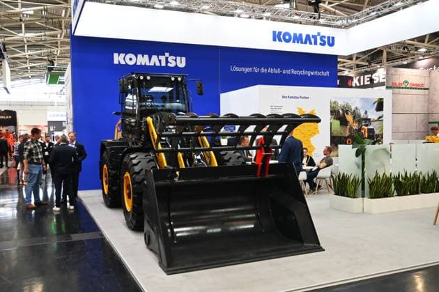 Die IFAT Munich 2026 ist die weltweit führende Fachmesse für Wasser-, Abwasser-, Abfall- und Rohstoffwirtschaft. Die Messe findet alle zwei Jahre auf dem Messegelände in München - Riem statt. Foto: Radlader am Komatsu - Messestand
