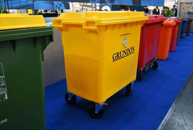 Die IFAT Munich 2026 ist die weltweit führende Fachmesse für Wasser-, Abwasser-, Abfall- und Rohstoffwirtschaft. Die Messe findet alle zwei Jahre auf dem Messegelände in München - Riem statt. Foto: Grundon Waste Management, Mülltonnen