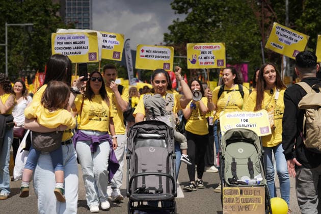 Demonstration of educational unions for the daycare strike in Barcelona Teachers demonstrating during a rally of educational unions for the daycare strike, on May 7, 2026, in Barcelona, Catalonia Spain This May 7, 2026, educational unions demonstrate in Paseo de Gracia in Barcelona They demand to reduce ratios, improve salaries and guarantee the educational couple in daycare centers It is the first of 17 days of protest in Catalonia to denounce the abandonment of the sector and demand a public model 07 MAY 2026 Spain  Copyright: xDavidxZorrakinox 7505811