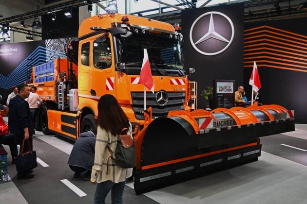 Die IFAT Munich 2026 ist die weltweit führende Fachmesse für Wasser-, Abwasser-, Abfall- und Rohstoffwirtschaft. Die Messe findet alle zwei Jahre auf dem Messegelände in München - Riem statt. Foto: Mercedes e Actros - Bucher Schneepflug. Batterieelektrischer Antrieb.
