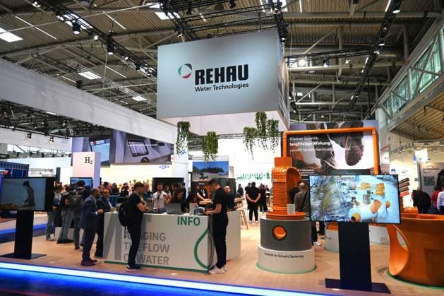 Die IFAT Munich 2026 ist die weltweit führende Fachmesse für Wasser-, Abwasser-, Abfall- und Rohstoffwirtschaft. Die Messe findet alle zwei Jahre auf dem Messegelände in München - Riem statt. Foto: Messestand Rehau
