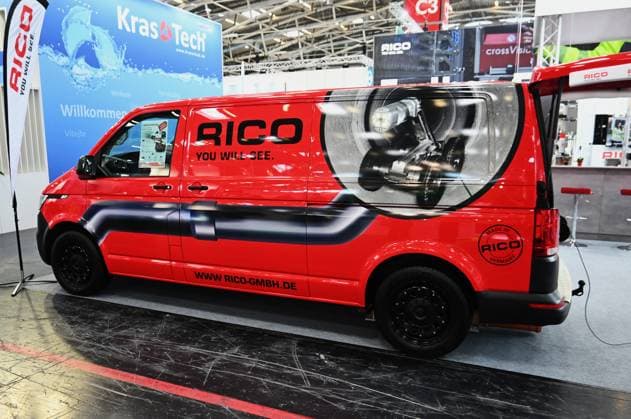 Die IFAT Munich 2026 ist die weltweit führende Fachmesse für Wasser-, Abwasser-, Abfall- und Rohstoffwirtschaft. Die Messe findet alle zwei Jahre auf dem Messegelände in München - Riem statt. Foto: VW Bus Kastenwagen am Messestand der Rico GmbH